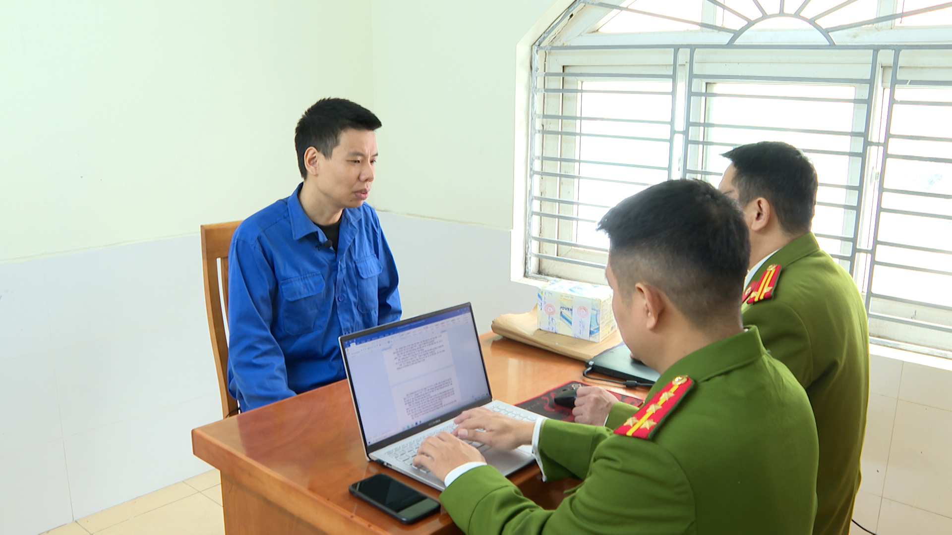 Công an quận Hải An xử lý đối tượng thu thập thông tin, hình ảnh không đầy đủ, thiếu chính xác, cố tình bóp méo, làm sai lệch thông tin về quá trình tiếp nhận, hướng dẫn, xử lý, giải quyết các thủ tục hành chính